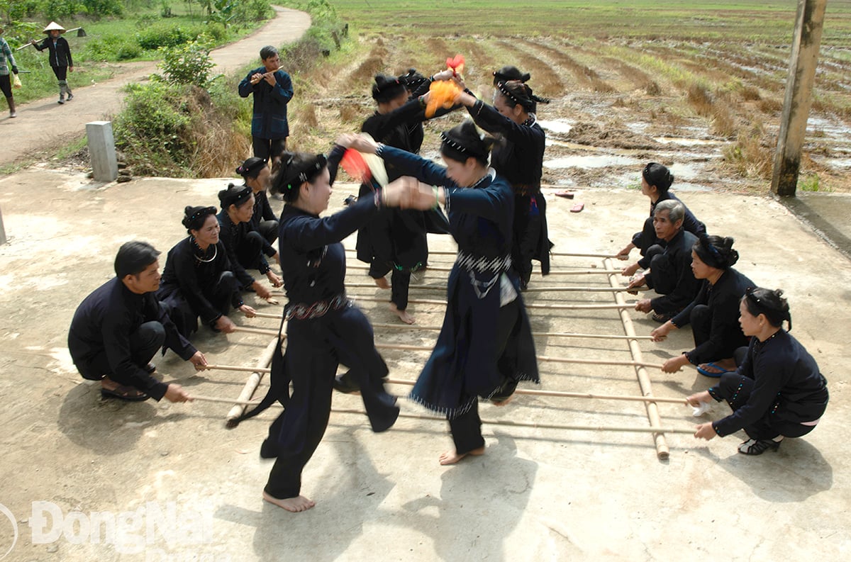 Đồng bào dân tộc thiểu số ở xã Tà Lài, huyện Tân Phú tham gia múa sạp. Ảnh: LÒ VĂN HỢP