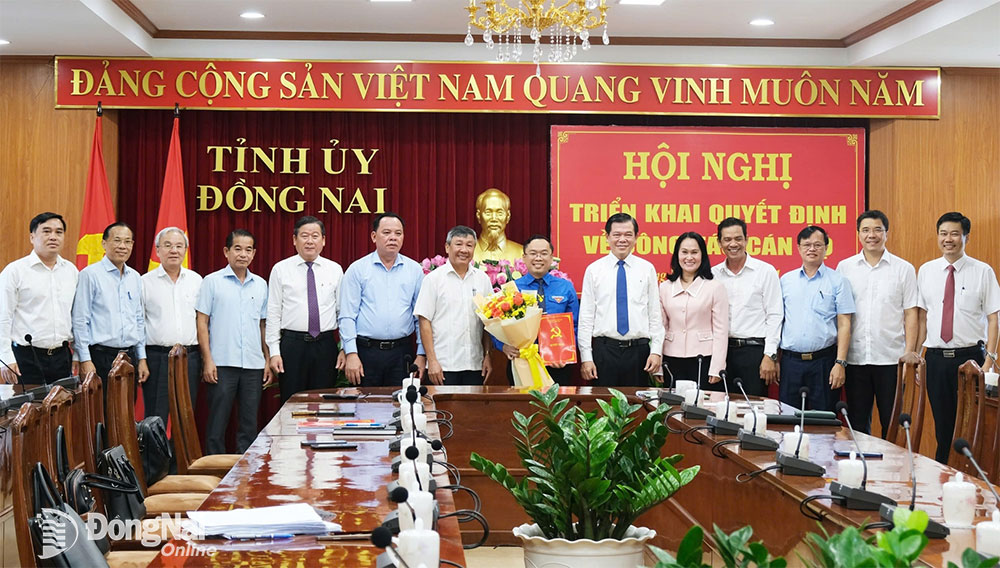 Các đồng chí Bí thư, Phó bí thư Tỉnh ủy; Ủy viên Ban Thường vụ Tỉnh ủy và lãnh đạo các đơn vị chúc mừng đồng chí Nguyễn Minh Kiên được Ban Bí thư chỉ định tham gia Ban Chấp hành Đảng bộ tỉnh Đồng Nai nhiệm kỳ 2020-2025. Ảnh: Đắc Nhân