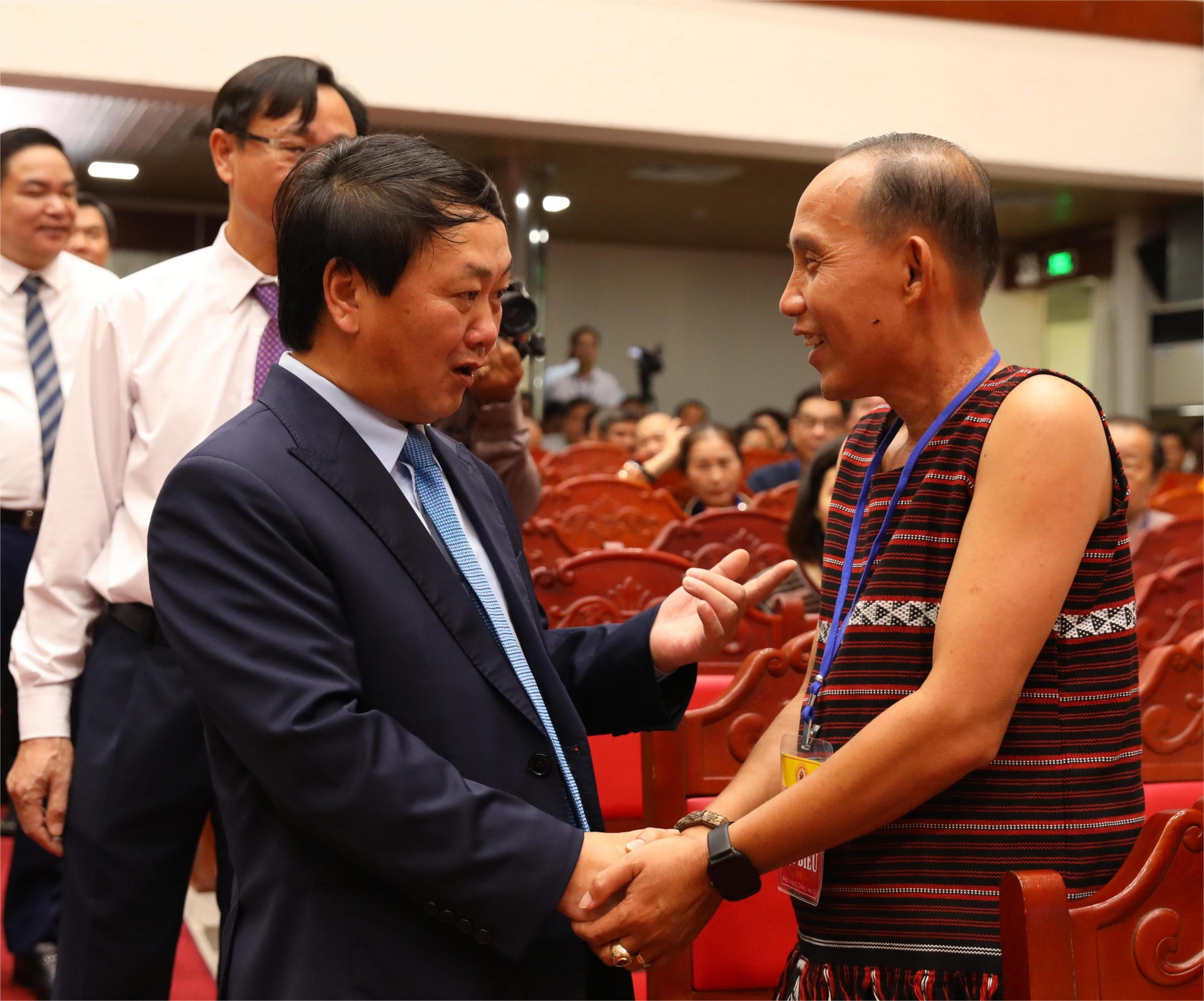 Ủy viên Trung ương đảng, Bộ trưởng - Chủ nhiệm Ủy Ban Dân tộc Hầu A Lềnh trò chuyện cùng đại biểu khi đến tham dự Đại hội đại biểu các dân tộc thiểu số tỉnh Đồng Nai lần thứ IV-2024. Ảnh: Huy Anh