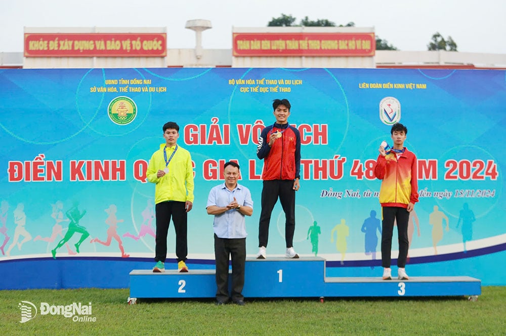 Lương Đức Phước và Sầm Văn Đời (Đồng Nai) trên bục nhận huy chương vàng, huy chương bạc nội dung 800m nam. Ảnh: Huy Anh