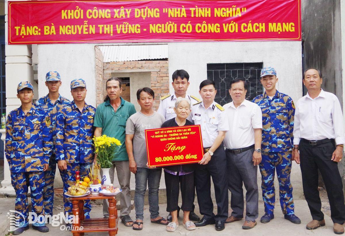 Đại diện Trung tâm Bảo đảm kỹ thuật Vùng 2 Hải quân, đóng tại huyện Nhơn Trạch trao bảng tượng trưng xây dựng nhà tình nghĩa cho người có công tại huyện Nhơn Trạch. Ảnh: ĐVCC

