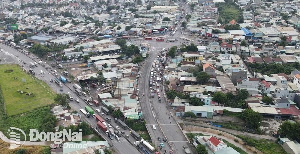 Khu vực nút giao Cổng 11 có lưu lượng phương tiện lưu thông rất lớn nên thường xuyên xảy ra kẹt xe, ùn tắc giao thông. Ảnh: tư liệu