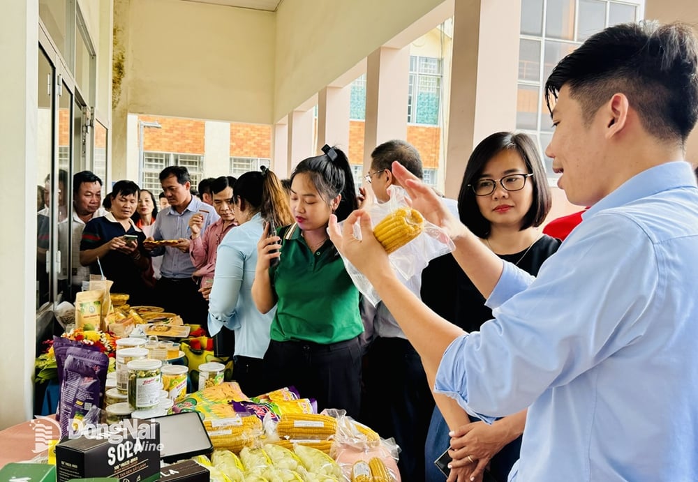 Sản phẩm OCOP của Đồng Nai tham gia chương trình trưng bày, quảng bá tại thành phố Biên Hòa. Ảnh: B.Nguyên