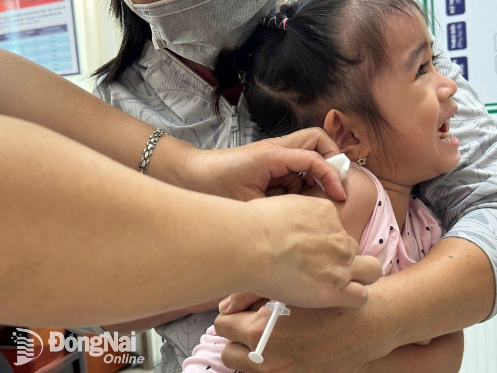 Trẻ em tiêm vaccine phòng sởi tại Trung tâm Kiểm soát bệnh tật tỉnh. Ảnh: Hạnh Dung