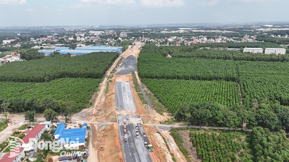 Thi công Dự án đường cao tốc Biên Hòa- Vũng Tàu đoạn qua địa bàn huyện Long Thành. Ảnh: Phạm Tùng