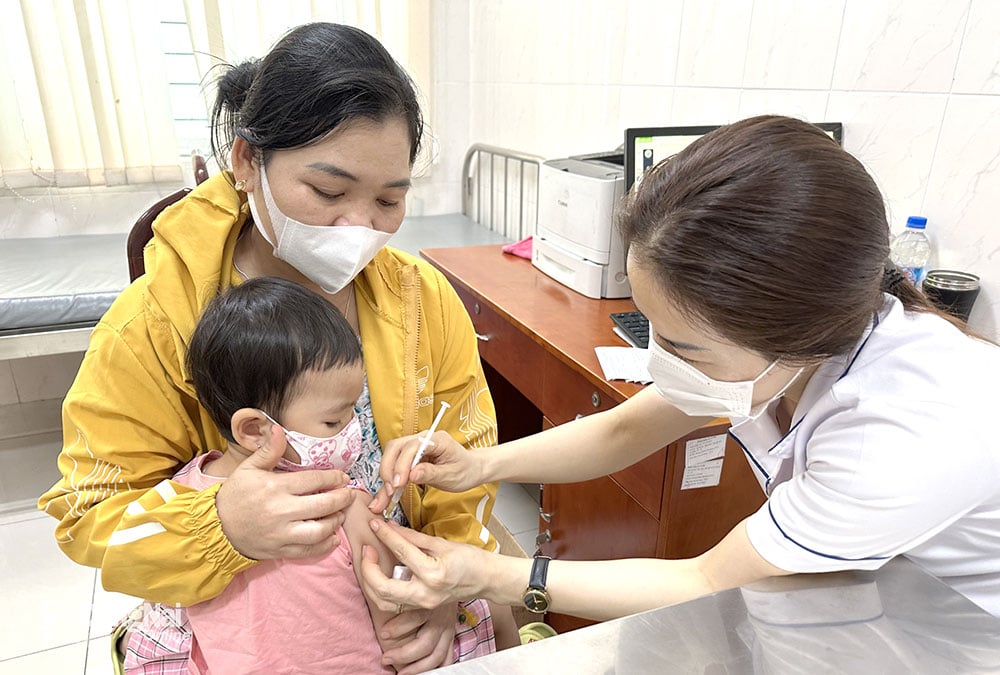 Tiêm vaccine là biện pháp phòng bệnh sởi hiệu quả nhất. Ảnh: H.Dung