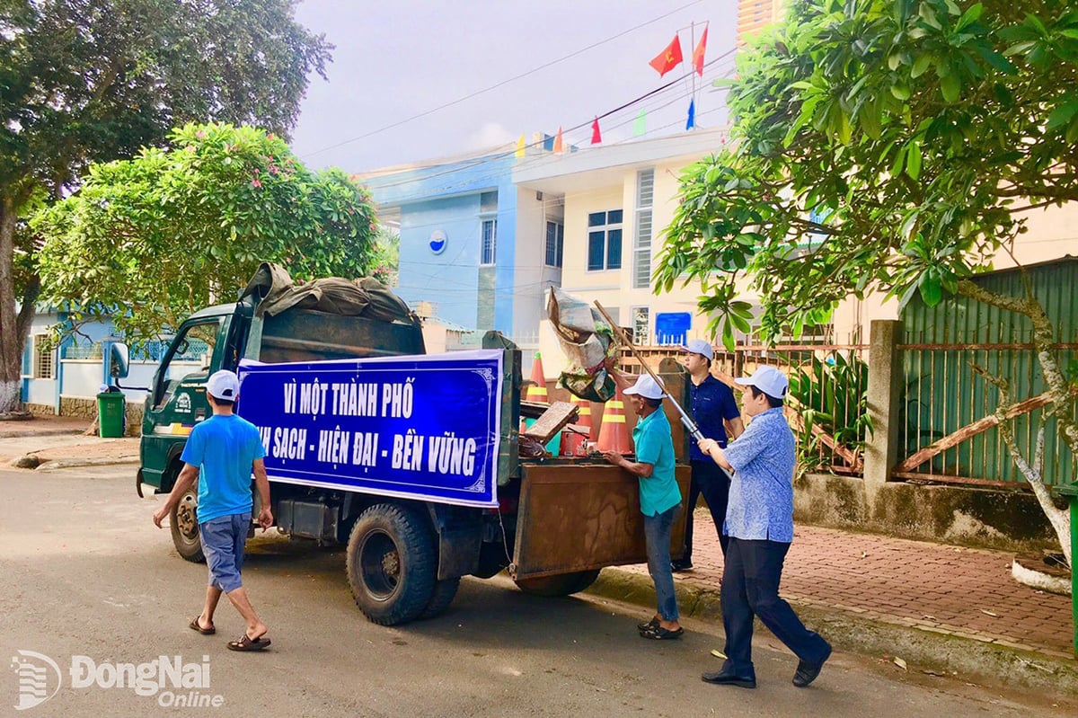 Phường Xuân An (thành phố Long Khánh) ra quân dọn dẹp vệ sinh môi trường. Ảnh tư liệu: Công Nghĩa