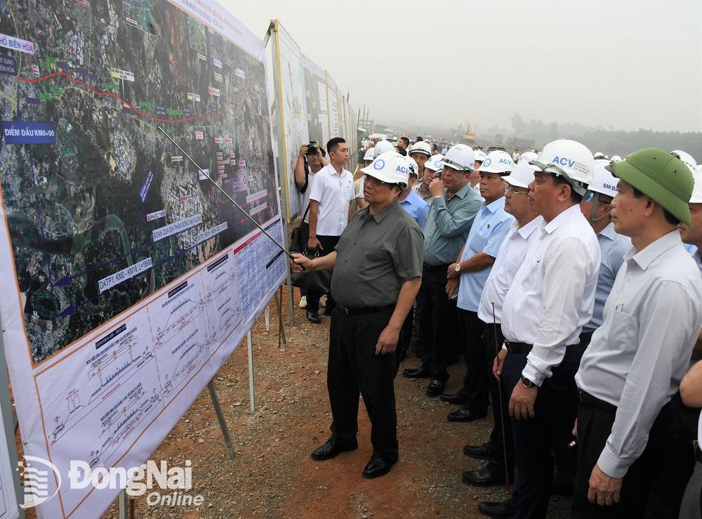 Thủ tướng Phạm Minh Chính kiểm tra tiến độ thi công hạng mục thi công 2 tuyến giao thông kết nối Sân bay Long Thành