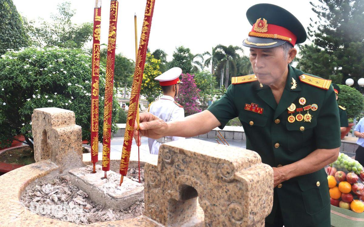 Đồng chí Nguyễn Quốc Hoàn, Cựu chiến binh Đặc công dâng hương viếng liệt sĩ tại Nghĩa trang liệt sĩ tỉnh. Ảnh: Nguyệt Hà