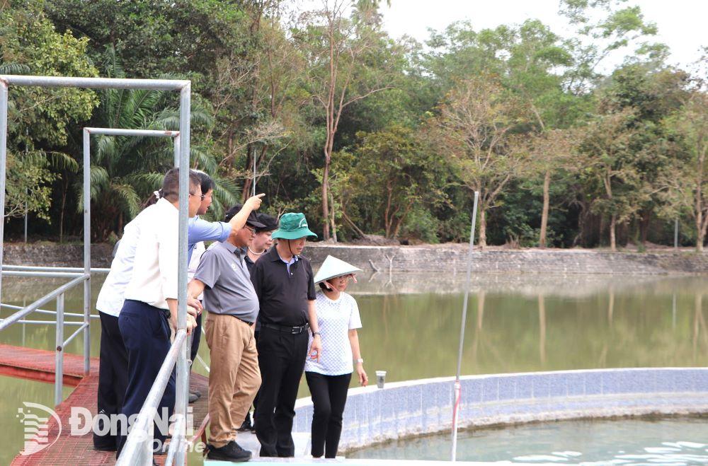 Đoàn khảo sát Khu du lịch Thác Mai-Bàu nước sôi. Ảnh: Ngọc Liên