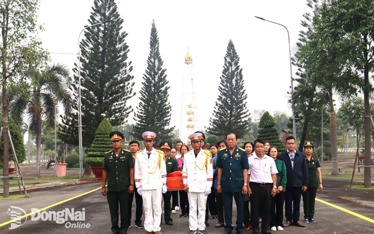 Di chuyển hài cốt liệt sĩ đưa về quê hương. Ảnh: Nguyệt Hà