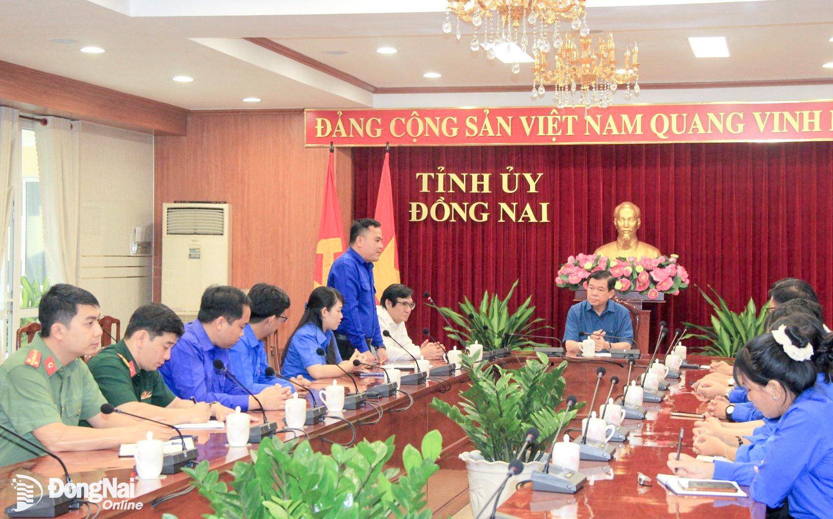 Phó bí thư Tỉnh đoàn, Chủ tịch Hội Liên hiệp thanh niên tỉnh Nguyễn Hiếu Trung báo cáo công tác chuẩn bị tham dự Đại hội đại biểu toàn quốc Hội Liên hiệp thanh niên Việt Nam lần thứ IX. Ảnh: Nga Sơn
