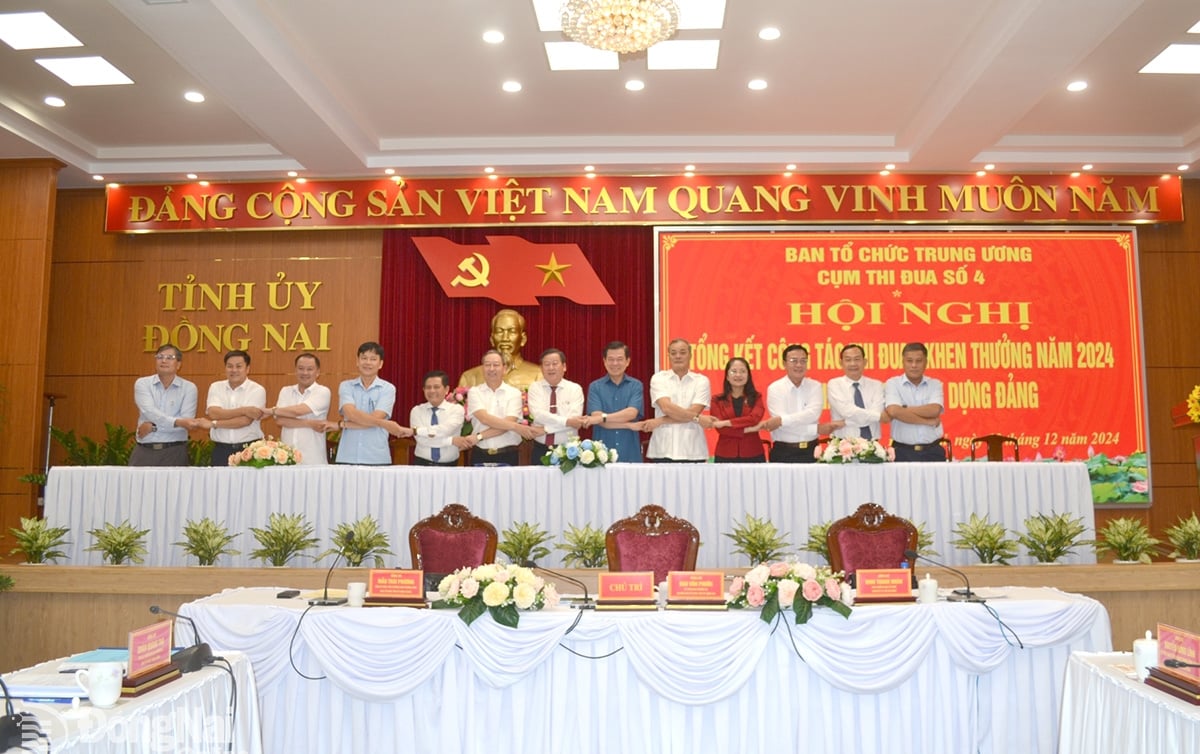 Bí thư Tỉnh ủy Đồng Nai Nguyễn Hồng Lĩnh và Lãnh đạo Vụ Địa phương III chứng kiến ký kết thi đua của các đơn vị trong Cụm thi đua số 4. Ảnh: Phương Hằng
