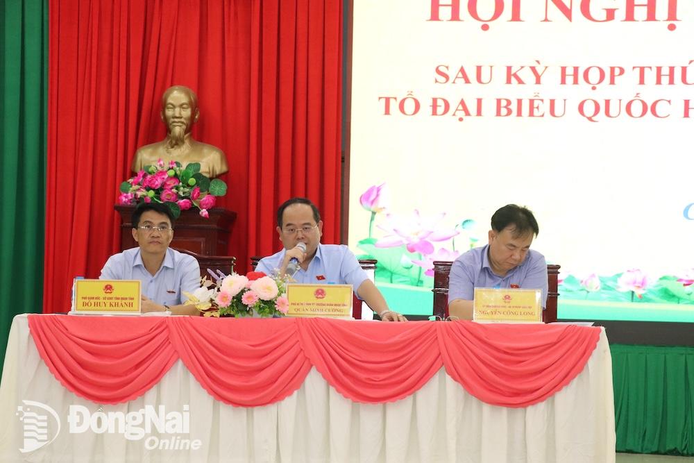 Phó bí thư Tỉnh ủy, Trưởng đoàn Đại biểu Quốc hội tỉnh Quản Minh Cường trao đổi vấn đề cử tri quan tâm. Ảnh: Hải Yến