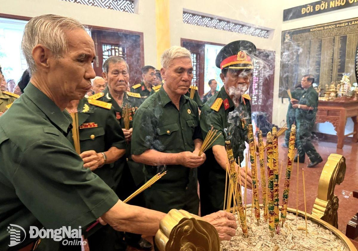 Cựu chiến binh dâng hương tưởng nhớ anh linh liệt sĩ tại Đền thờ liệt sĩ trong khuôn viên Bộ Chỉ huy quân sự tỉnh. Ảnh: Nguyệt Hà