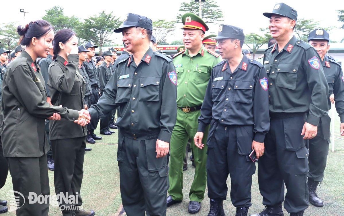 Thủ trưởng Bộ Tư lệnh Cảnh sát cơ động và các cơ quan động viên lực lượng tham gia huấn luyện diễu binh, diễu hành. Ảnh: Nguyệt Hà