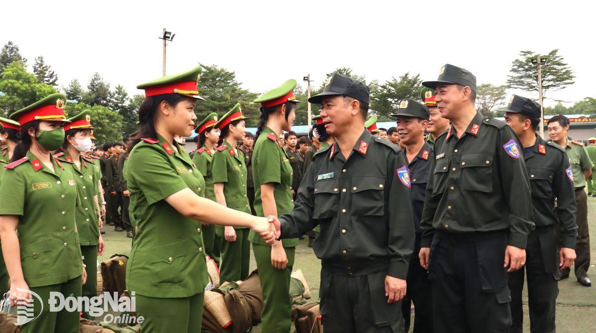 Thủ trưởng Bộ Tư lệnh Cảnh sát cơ động và các cơ quan động viên lực lượng tham gia huấn luyện diễu binh, diễu hành. Ảnh: Nguyệt Hà