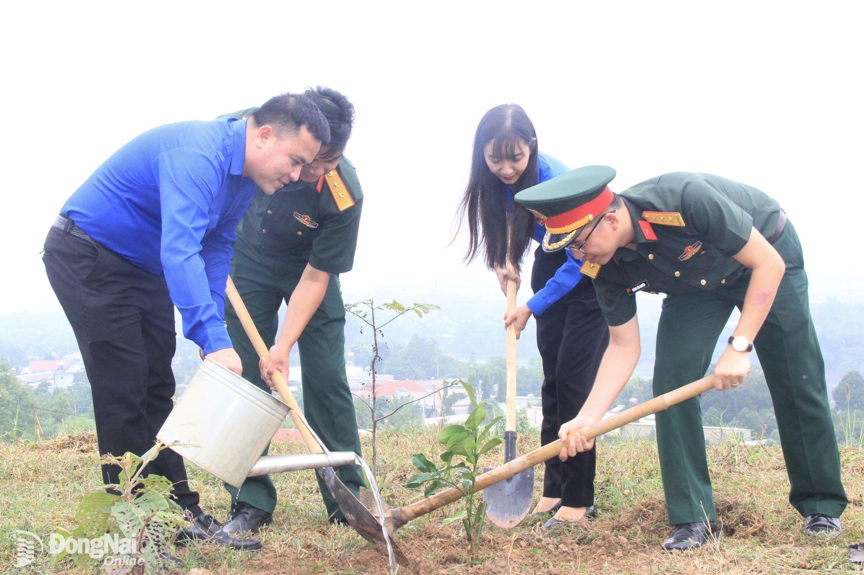 Các đại biểu trồng cây tại Trung tâm giáo dục quốc phòng và an ninh tỉnh Đồng Nai. Ảnh: Nga Sơn