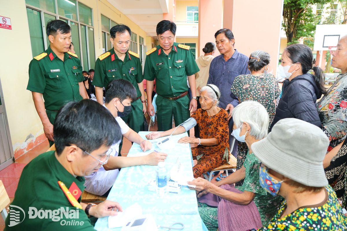 Cán bộ, y, bác sĩ Bệnh viện Quân y 7B thăm hỏi, động viên, khám bệnh cho người dân. Ảnh: Nguyễn Hoàng