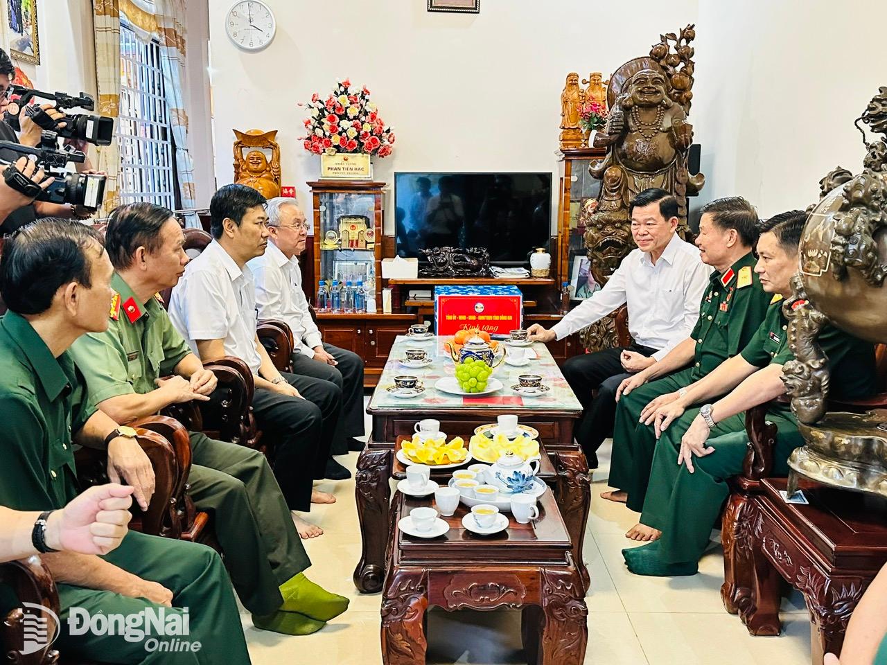 Thiếu tướng Văn Công Danh, nguyên Phó Tư lệnh Quân khu 7 thăm và chúc mừng Thiếu tướng Phan Tiến Hạc, nguyên Phó cục trưởng Cục cán bộ Tổng cục Chính trị. Ảnh: Công Nghĩa