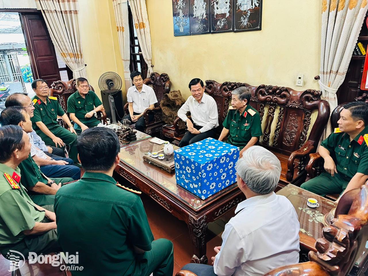 Bí thư Tỉnh ủy Nguyễn Hồng Lĩnh cùng các đồng chí ân cần hỏi thăm Thiếu tướng Trần Trọng Ngừng, nguyên Phó hiệu trưởng Trường Sĩ quan Lục quân 2. Ảnh: Công Nghĩa 