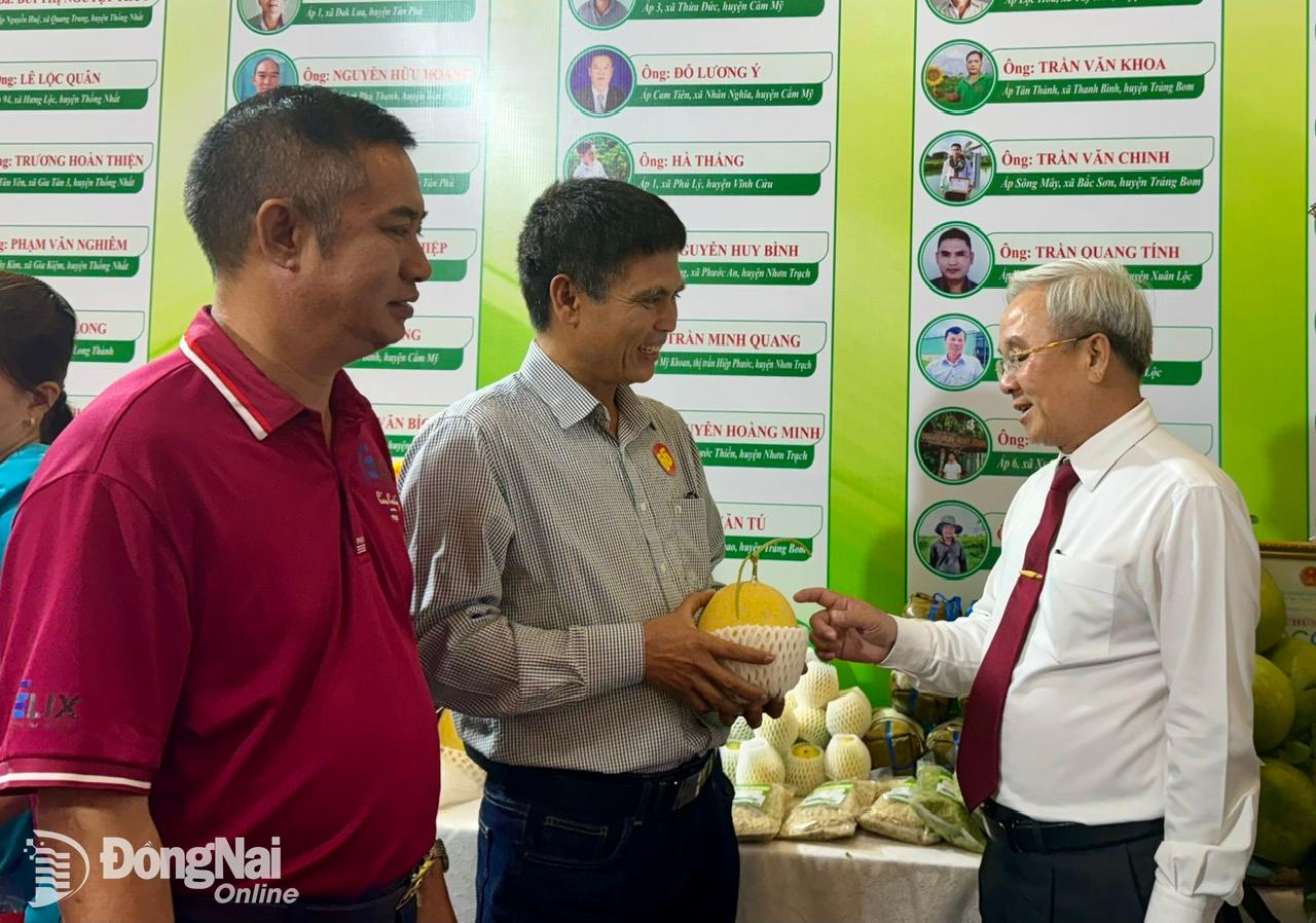 hủ tịch Ủy ban MTTQ Việt Nam tỉnh Cao Văn Quang tham quan gian hàng trưng bày các sản phẩm nông nghiệp tiêu biểu của tỉnh năm 2024. Ảnh: B.Nguyên