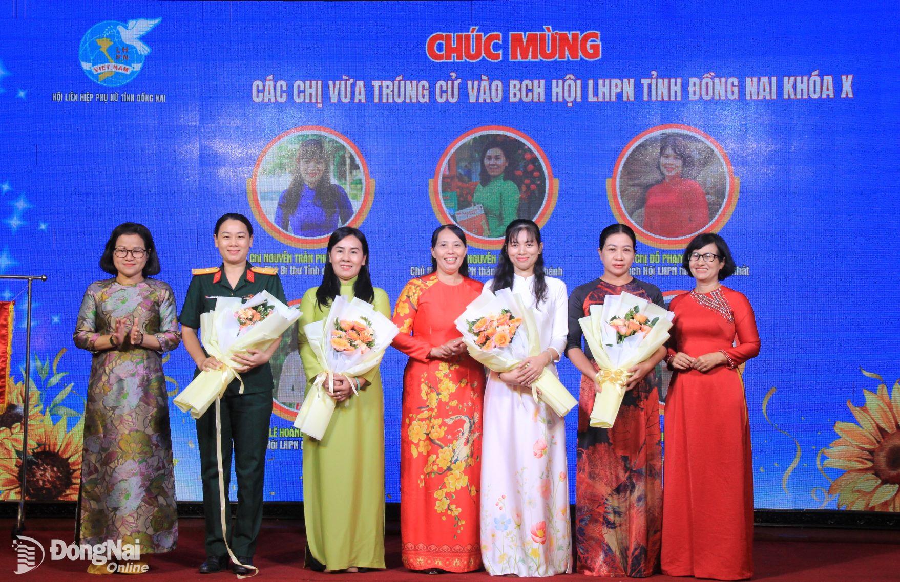 Thường trực Hội Liên hiệp phụ nữ tỉnh chúc mừng các cá nhân vừa được bầu bổ sung vào Ban chấp hành Hội Liên hiệp phụ nữ tỉnh khóa X. Ảnh: Nga Sơn