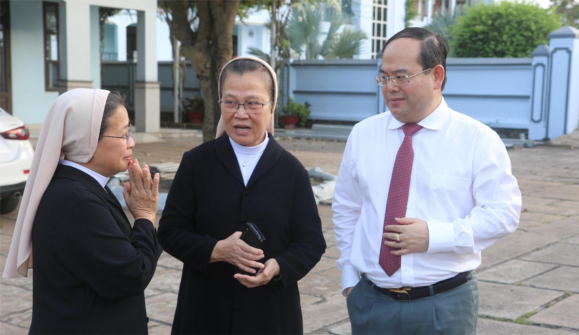 Phó bí thư Tỉnh ủy Quản Minh Cường trò chuyện cùng các nữ tu Dòng Nữ tỳ Chúa Giêsu Linh mục (huyện Trảng Bom) khi đến thăm và tặng quà nhân dịp Lễ Giáng sinh năm 2024 tại đây. Ảnh: Sông Thao