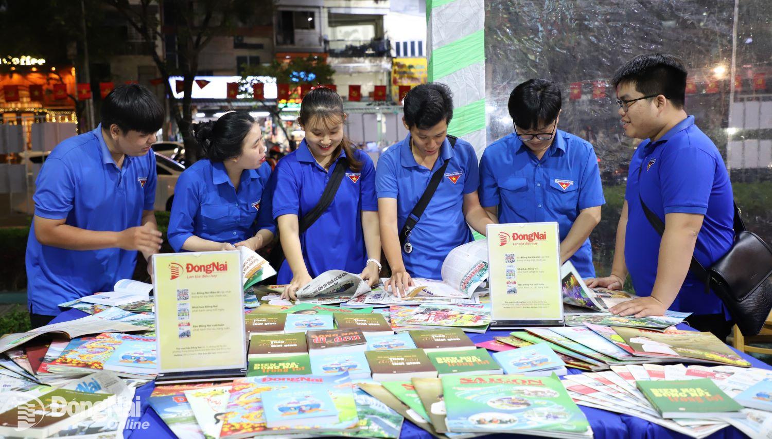 Đoàn viên thanh niên trên đia bàn thành phố Biên Hòa đọc báo tại gian hàng Báo Đồng Nai trong lễ hội. Ảnh: My Ny