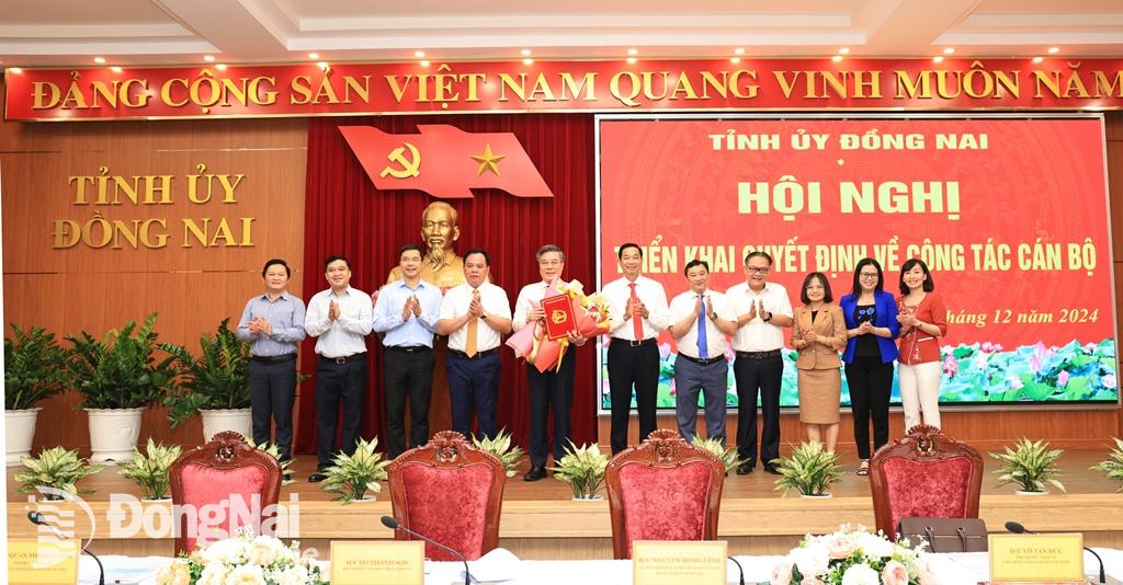 Tập thể Ban cán sự UBND tỉnh chúc mừng đồng chí Dương Minh Dũng, nhận nhiệm vụ làm Phó chủ tịch UBND tỉnh. Ảnh: Công Nghĩa 