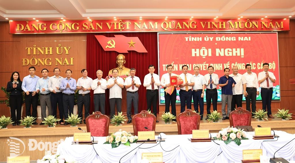 Các đồng chí trong Ban Thường vụ Tỉnh ủy, đại diên các Ban Đảng Trung ương và Văn phòng Tỉnh ủy chúc mừng đồng chí Dương Minh Dũng. Ảnh: Công Nghĩa 