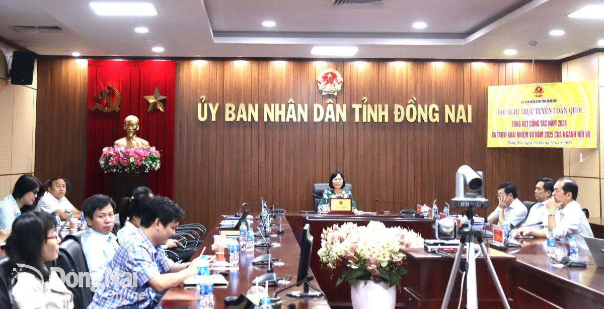 Phó chủ tịch UBND tỉnh Nguyễn Thị Hoàng và các đại biểu dự hội nghị tại điểm cầu Đồng Nai. Ảnh: Nguyệt Hà