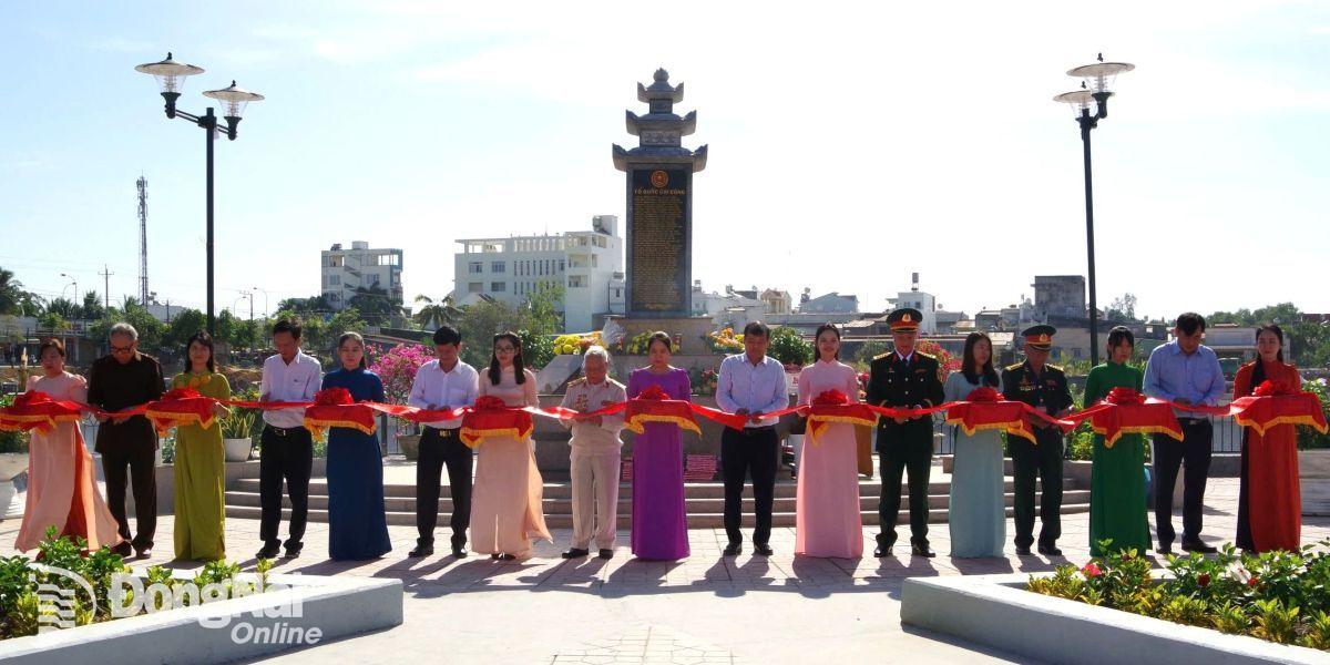 Đại biểu Sư đoàn 7 và khách mời cắt bang khánh thành Đài tưởng niệm ghi danh các liệt sĩ hy sinh tại trận đánh cầu Cần Đăng. Ảnh: Lê Ba