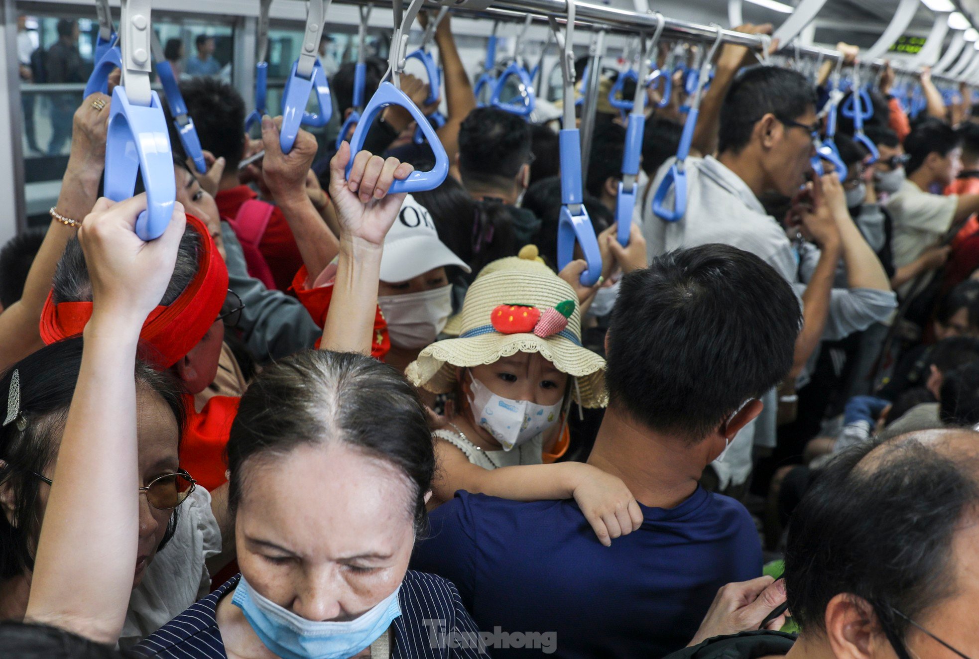 Metro số 1 quá tải ngày đầu, nhiều người không lên được tàu phải bỏ về ảnh 4