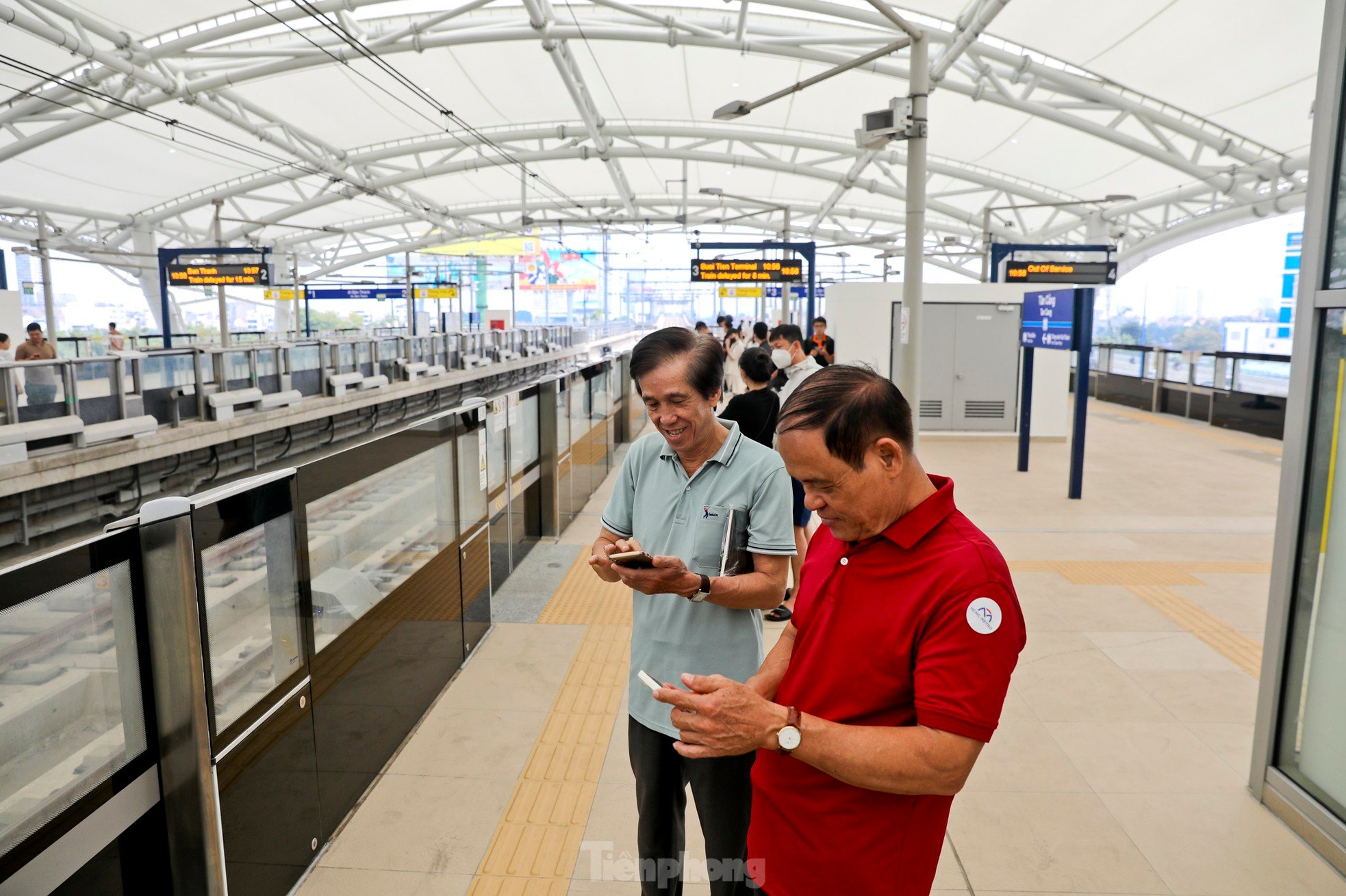 Metro số 1 quá tải ngày đầu, nhiều người không lên được tàu phải bỏ về ảnh 5