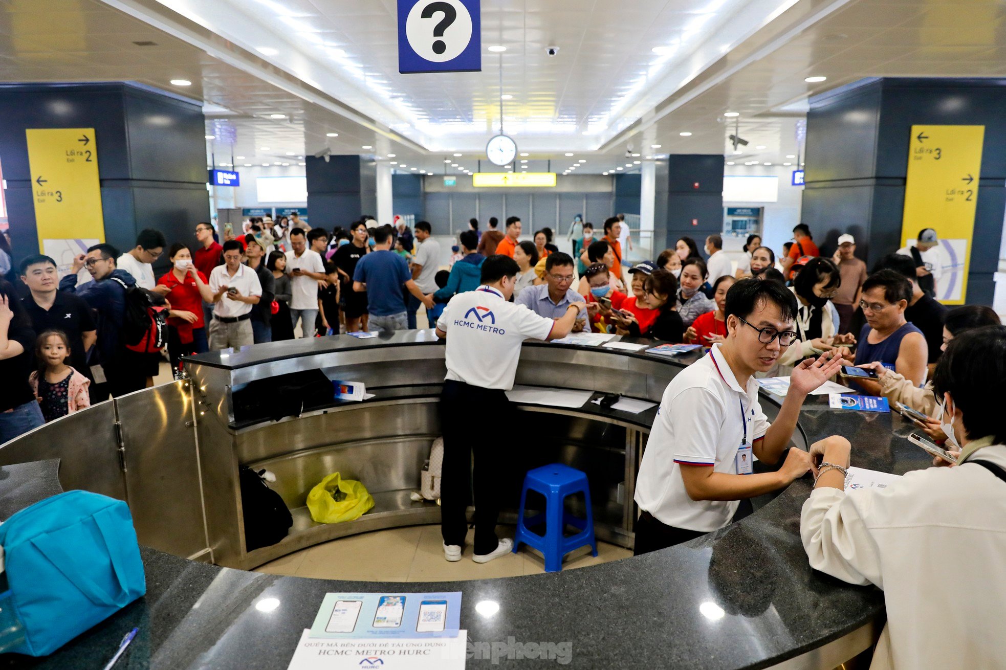 Metro số 1 quá tải ngày đầu, nhiều người không lên được tàu phải bỏ về ảnh 7