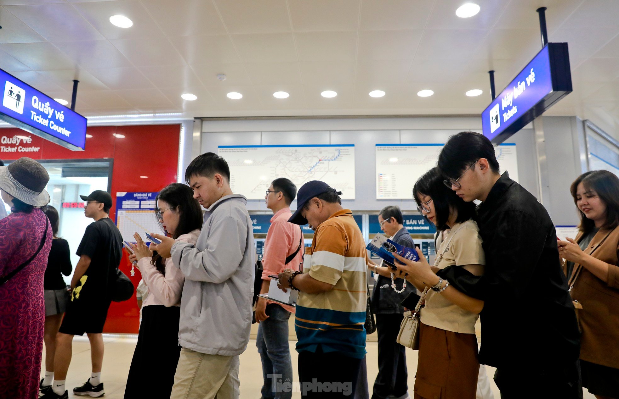 Metro số 1 quá tải ngày đầu, nhiều người không lên được tàu phải bỏ về ảnh 9