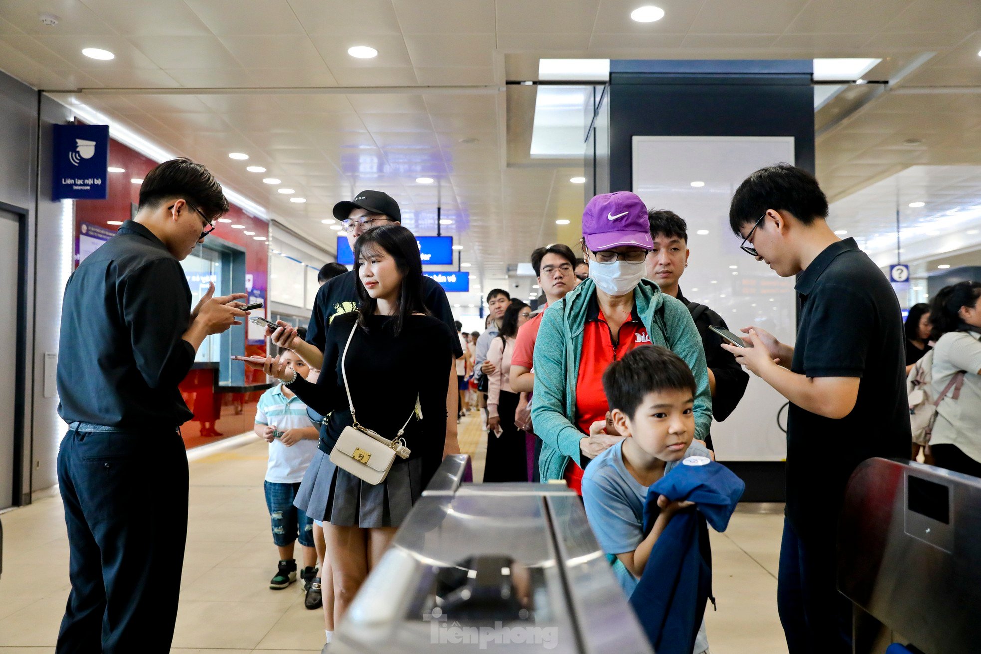 Metro số 1 quá tải ngày đầu, nhiều người không lên được tàu phải bỏ về ảnh 10