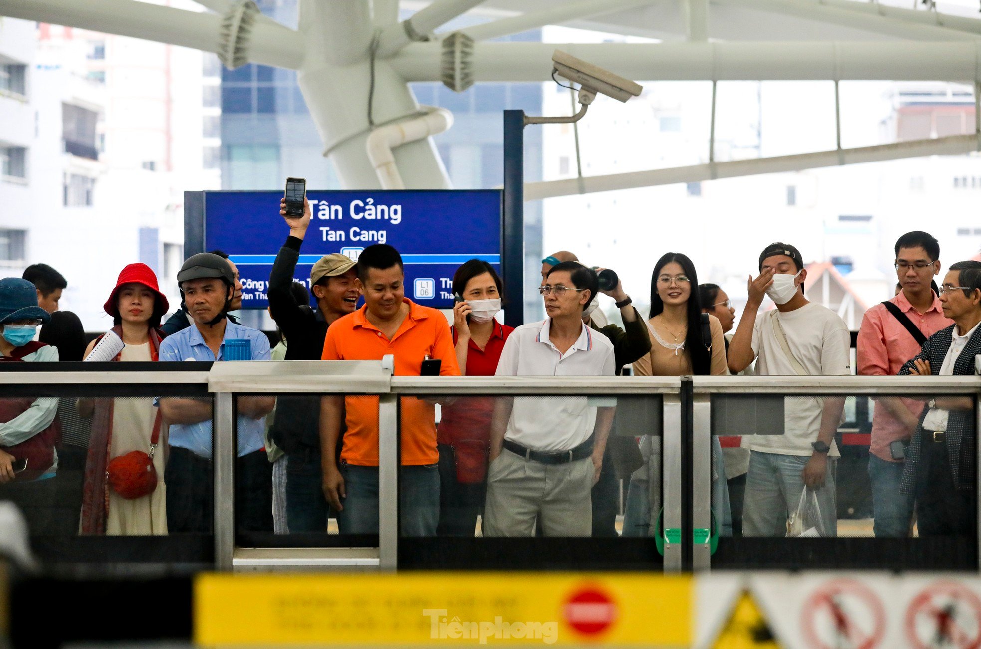 Metro số 1 quá tải ngày đầu, nhiều người không lên được tàu phải bỏ về ảnh 15