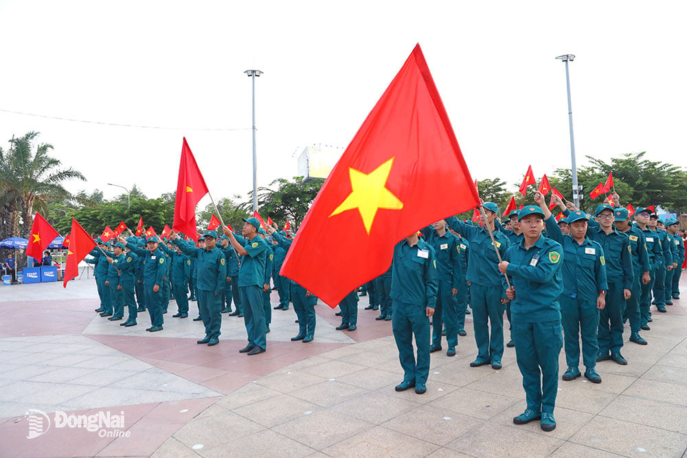 Lực lượng dân quân tự về tham gia đồng diễn xếp hình. Ảnh: Huy Anh