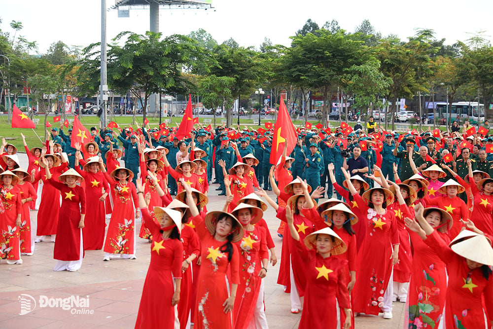 Hội viên Liên đoàn Thể dục tỉnh tTrong trang phục áo dài cờ đỏ sao vàng tham gia đồng diễn xếp hình nghệ thuật. Ảnh: Huy Anh
