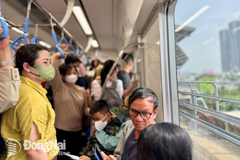 Tàu điện metro số 1 nhanh chóng “đặc nghẹt” khách trong ngày đầu tiên khai thác thương mại. Ảnh: Đăng Tùng