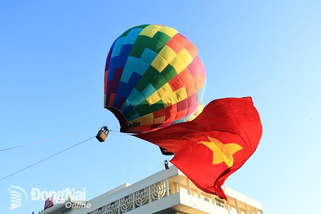 Khinh khí cầu đã bay cao được khoảng 30 mét nhưng vẫn đủ tạo ấn tượng. Ảnh: Công Nghĩa