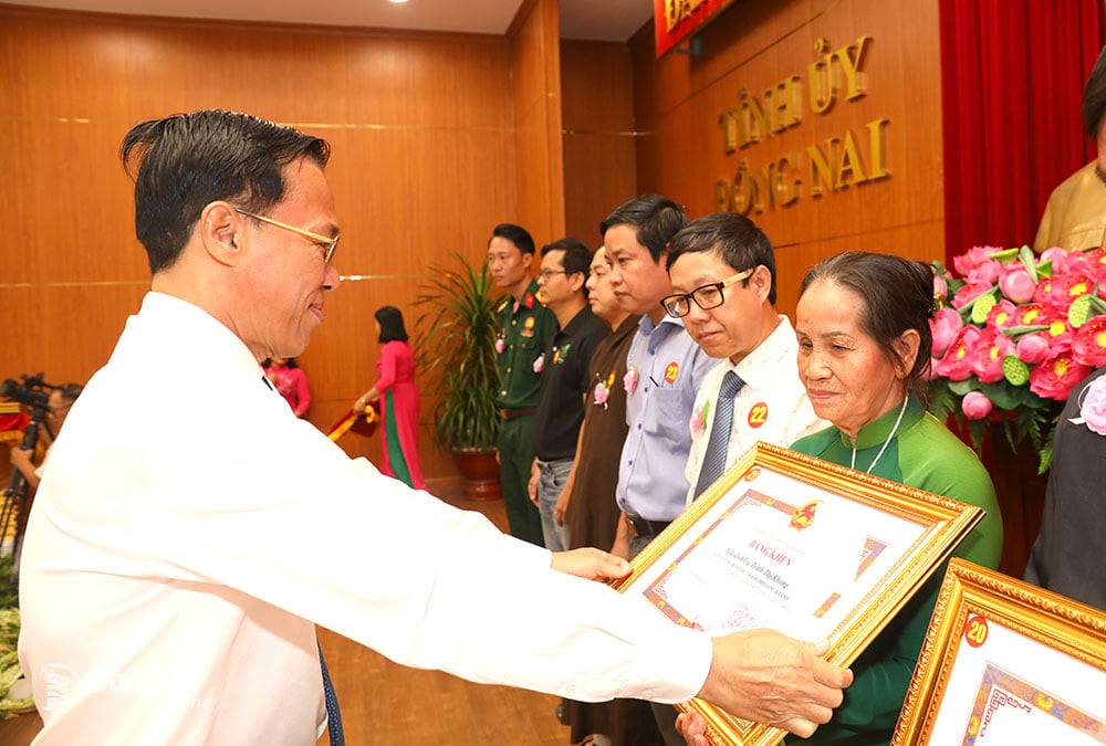 Trưởng ban Tuyên giáo Tỉnh ủy Phạm Xuân Hà trao bằng khen cho các tập thể và cá nhân. Ảnh: Huy Anh
