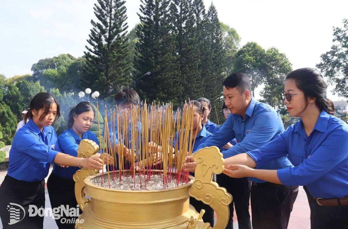 Tuổi trẻ thành phố Long Khánh dâng hương tưởng niệm các liệt sĩ. Ảnh: Nguyệt Hà