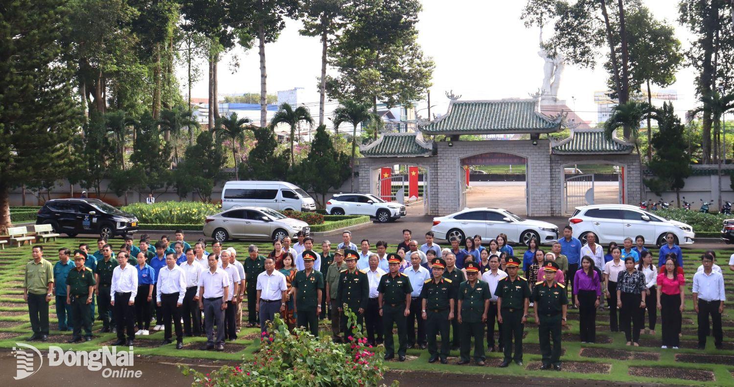 Các đại biểu nghiêm trang mặc niệm tưởng nhớ liệt sĩ. Ảnh: Nguyệt Hà