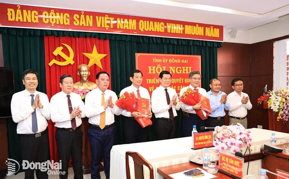 Các đồng chí chụp hình lưu niệm chúc mừng đồng chí Dương Minh Dũng và đồng chí Võ Văn Phi nhận quyết định. Ảnh: Công Nghĩa