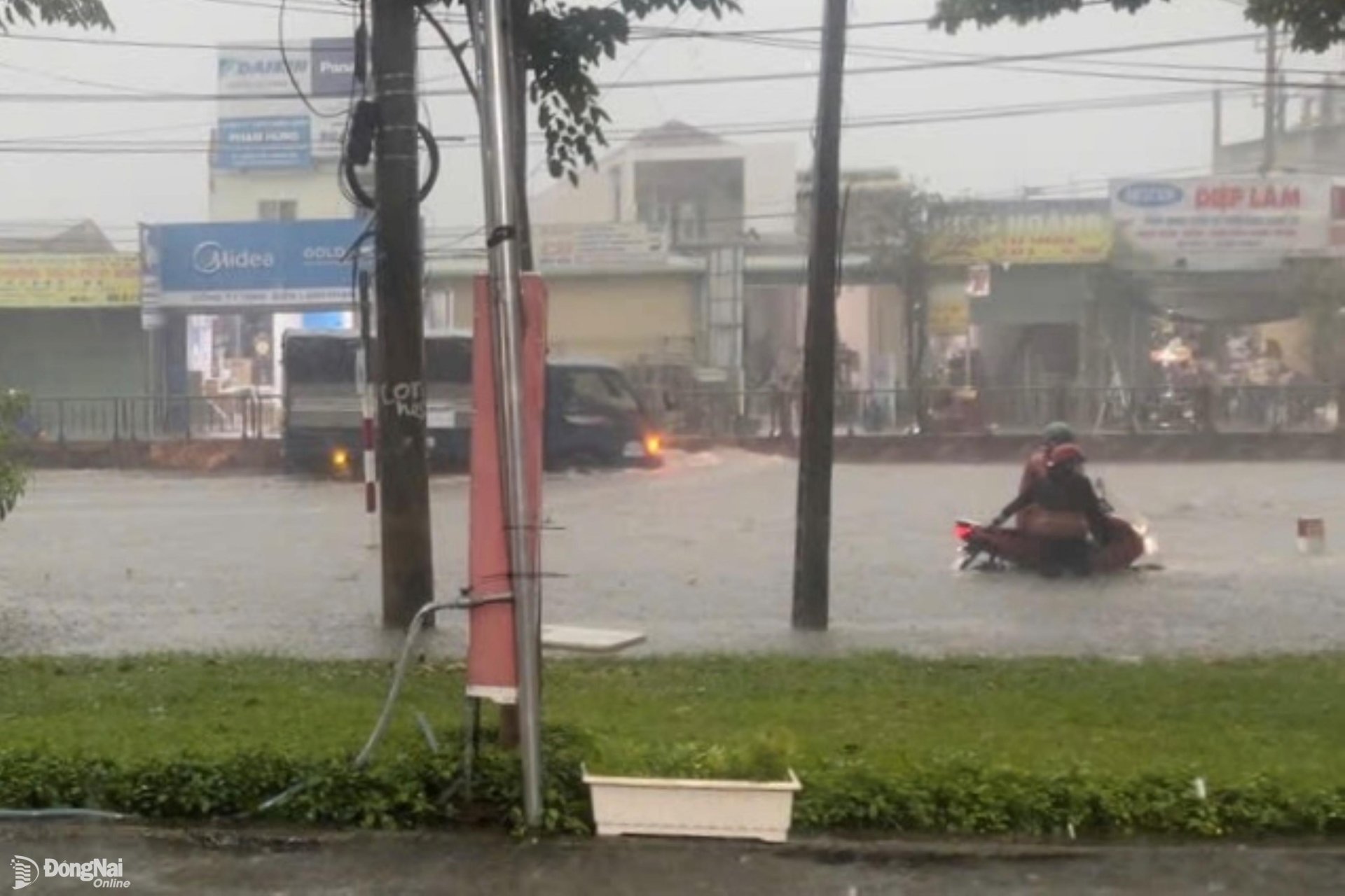 Nước ngập lênh láng trên quốc lộ 1 đoạn qua Bệnh viện Nhi đồng Đồng Nai (thành phố Biên Hòa). Ảnh: Lê Duy 