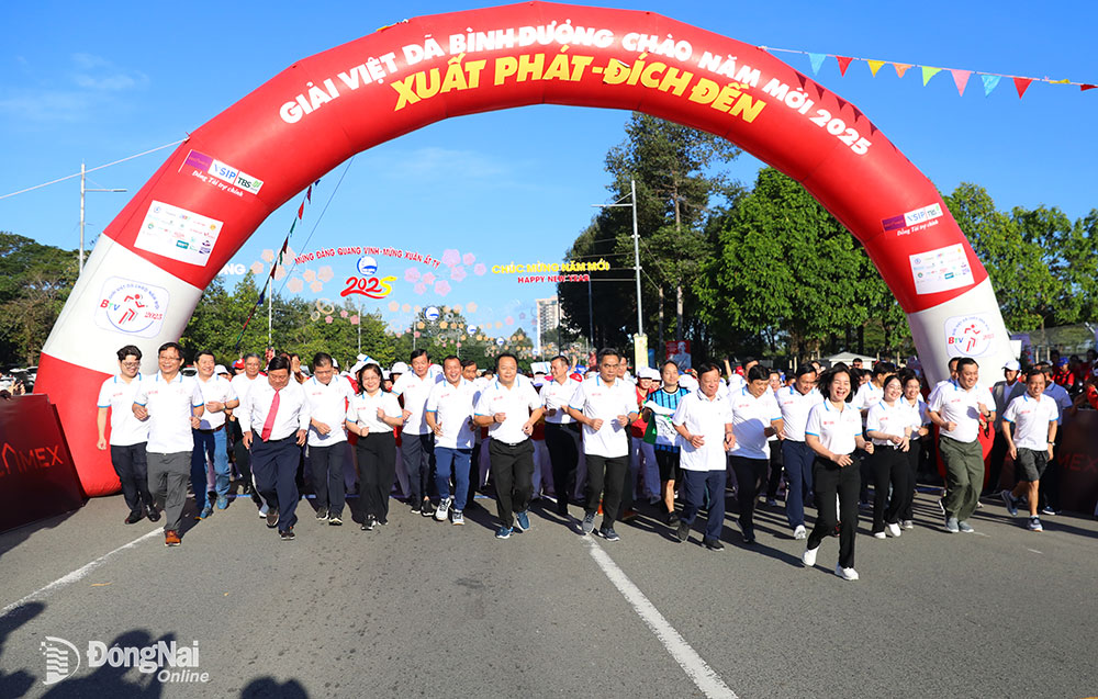 Lãnh đạo các ban ngành trong tỉnh Bình Dương chạy khai mạc giải. Ảnh: Huy Anh

