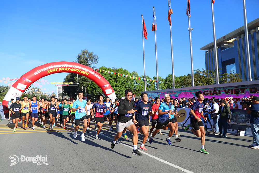 Các vận động viên nam hệ đội tuyển xuất phát thi đấu cự ly 10km. Ảnh: Huy Anh